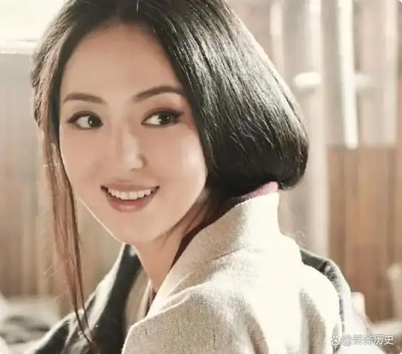 "女神龙"董璇年过40,身材十分丰腴性感,比年轻时更成熟迷人