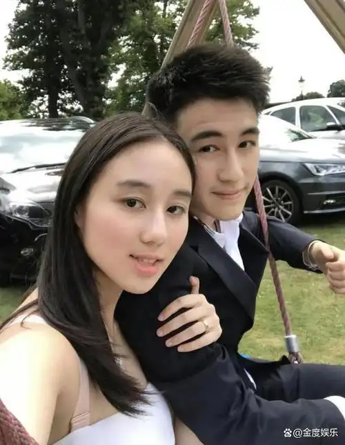 奚梦瑶何猷君参加豪门婚礼:夫妻甜蜜搂腰,女方小腹微隆疑怀三胎