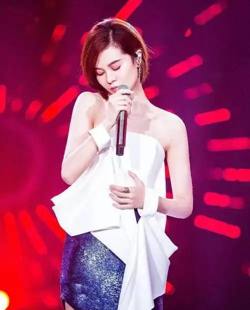 实力唱将郁可唯:40岁仍未婚,逼婚未果父亲被急出病