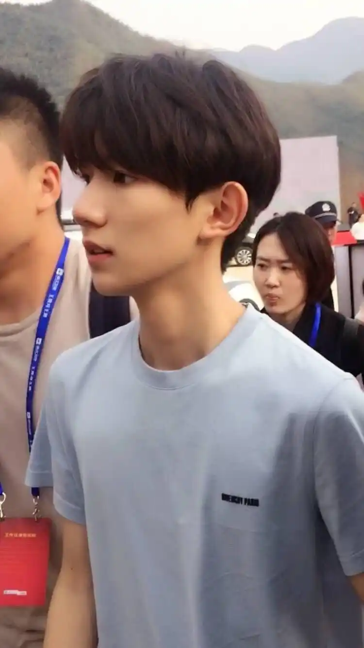 [王源][新闻]200420 见到过最好看的素颜照 王源的绝世美颜前来参赛