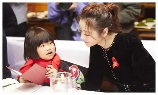 林心如育儿理念讨论女儿与保姆独处绝非首选