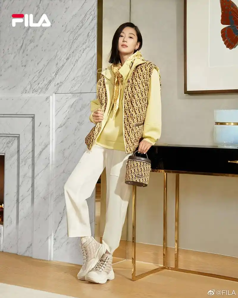 fila菁英运动代言人全智贤 演绎"双面"羽绒马甲