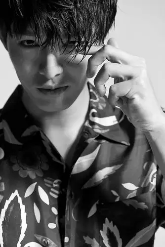 "高冷校草"曹佑宁最新杂志照曝光 散发撩人魅力