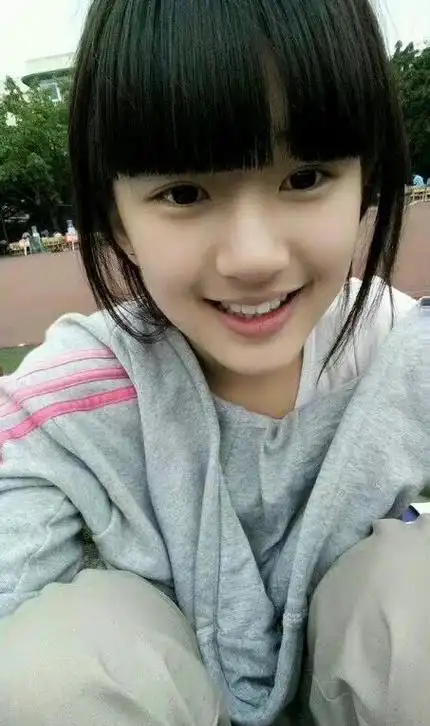 赵露思厚刘海旧照#  赵露思以前的照片太多了,真的很出圈,那个时候