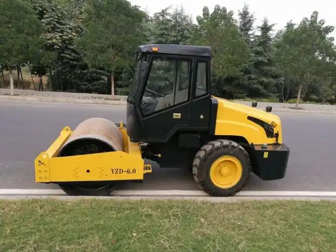 夏季沥青路面小型压路机的碾压技巧