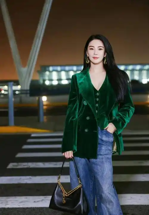 张雨绮浦东机场出发,"一身高定"直达米兰时装周,生图美过精修_西装