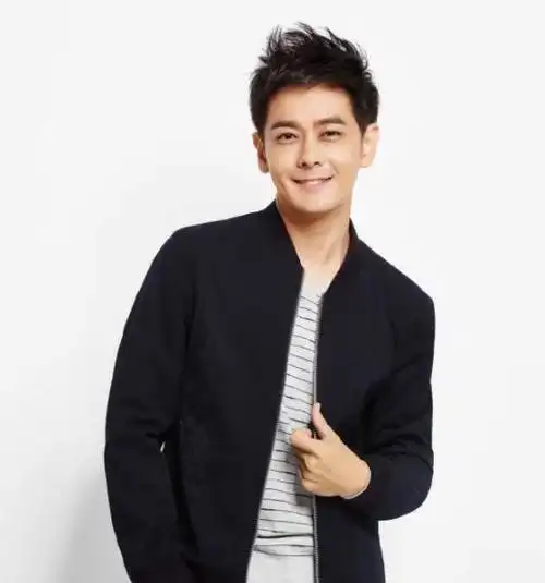 林志颖绿洲晒旧照青涩帅气 穿赛车服满脸胶原蛋白