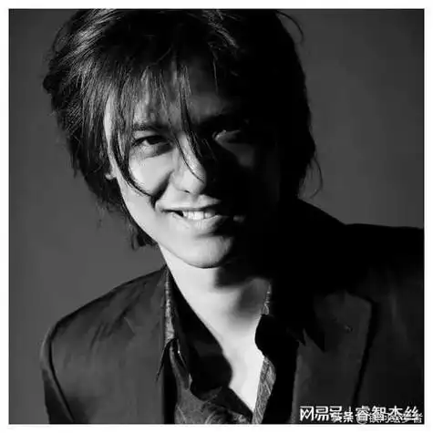 还在成龙的支持下,以导演身份拍摄了电影《大佬爱美丽》