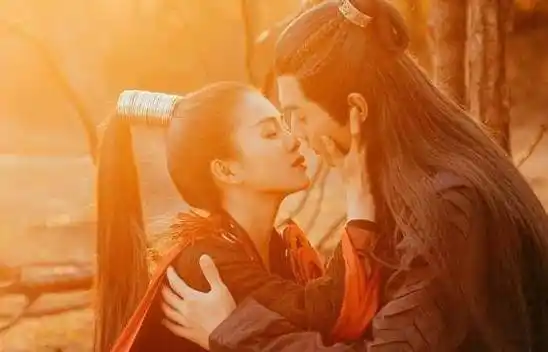 厉尘澜眼神中透露着爱,跪请原地结婚_历尘澜_许凯_剧中