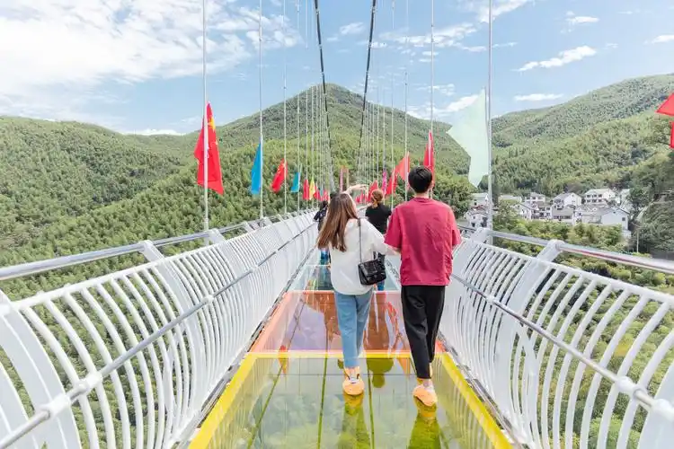杭州家门口的高空玻璃桥杭州山沟沟景区门票玻璃桥联票