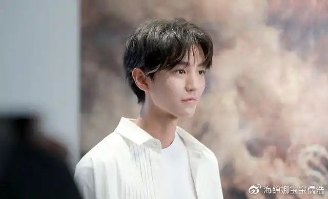 王俊凯电影1921妆前花絮海报公开白衣少年超帅气