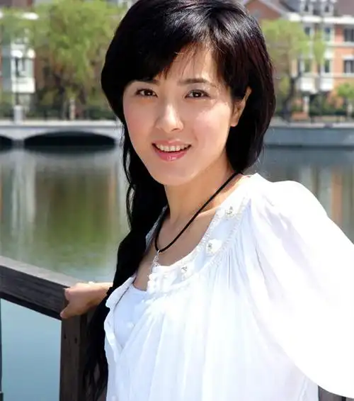 曾黎保养得太好了,五官精致,眉目如画,皮肤白皙细腻-爱读书