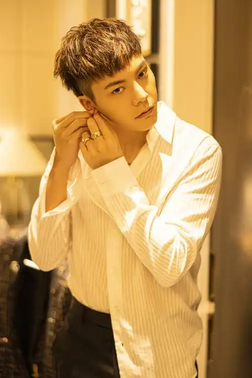 陈伟霆全新美图曝光清爽潮酷随心切换