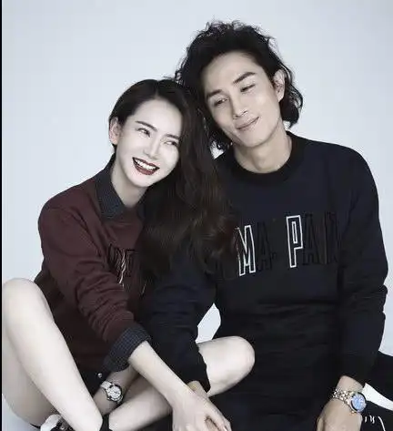 戚薇李承铉为粉红丝带拍摄大片应援几近全裸对此你怎么看