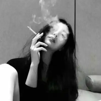 霸气的女生抽烟头像