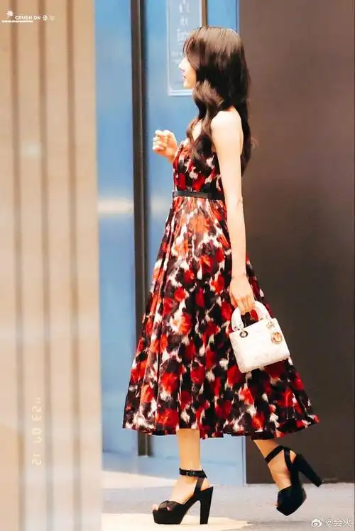 迪丽热巴今天的造型好美,走路仪态也好棒啊!