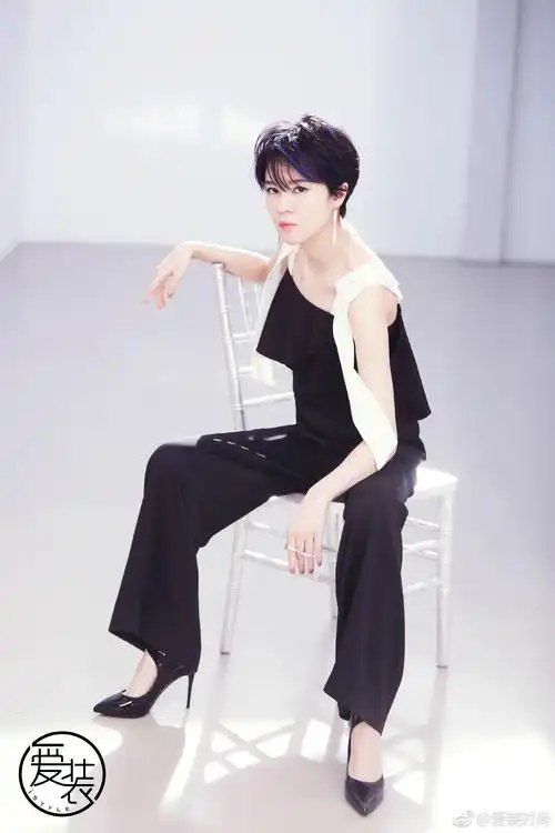 原名郁英霞,1983年10月23日出生于四川省成都市,中国内地流行乐女歌手