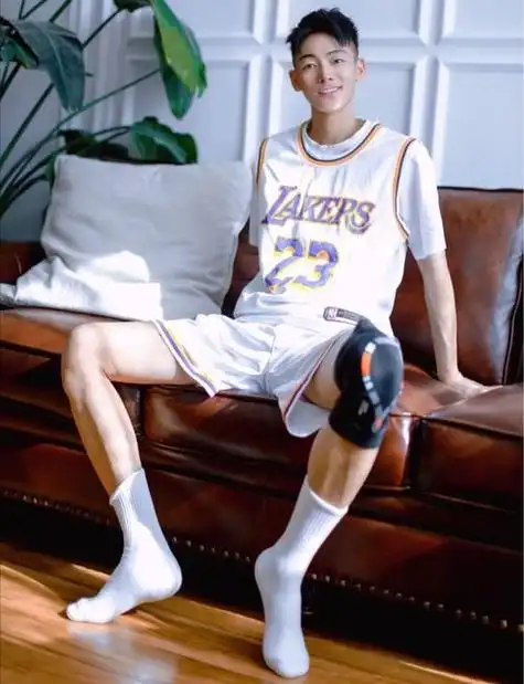 杨威晒14岁儿子:阳洋四块腹肌1米8,成绩优秀夺校长夸赞