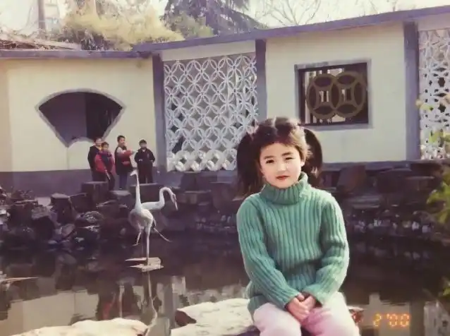 近日,白鹿在自己的社交账号中,晒出了一张自己小时候的照片,还配文称"