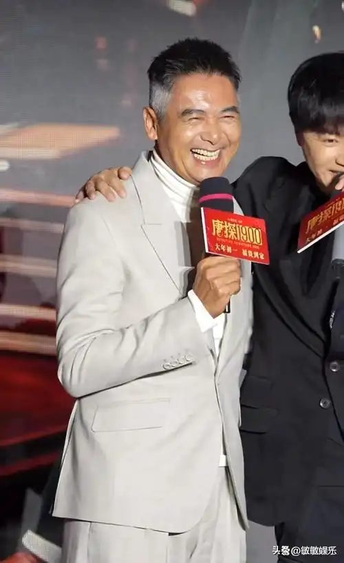 70岁周润发满头白发,却一身腱子肉,与梁朝伟刘嘉玲合照