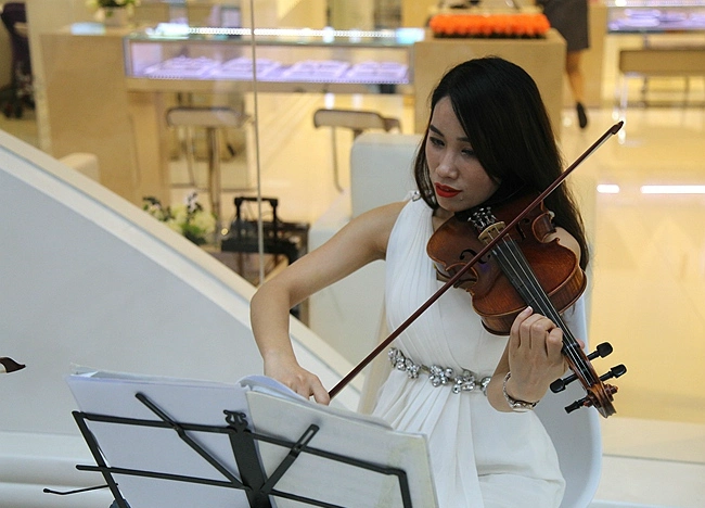 520日安阳万达有两个美女在演奏小提琴
