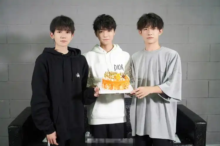 原创tfboys六周年演唱会将开始安保人数有上千人入场画面太震撼
