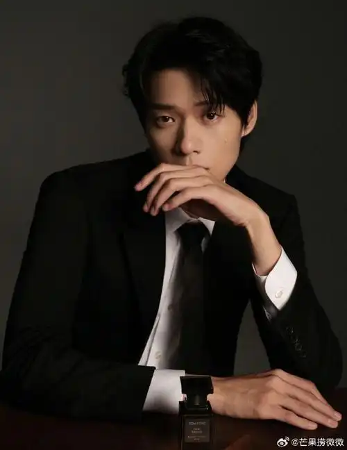 魏大勋又扯领带了