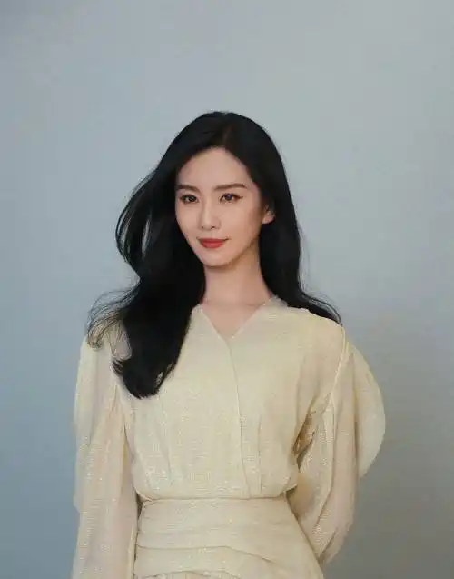 黑发温柔又威严,刘诗诗最新电影花絮尽显女人味与自信!