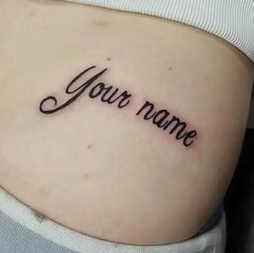 简单的字母图案是很多人喜欢的纹身元素,上面这幅图片中的人在腰上纹