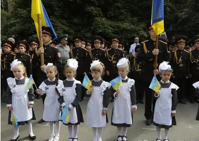 萌萝莉,白围裙,红领巾:苏联女生校服,总被后人当作"女仆装"