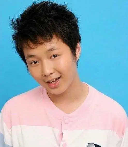 张艺兴小时候的照片欣赏,胖的时候可爱,瘦的时候精致,完美!