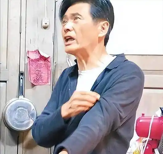 68岁周润发近照看着心酸,手臂皮包骨全是疙瘩,晚年患糖尿病_陈玉莲