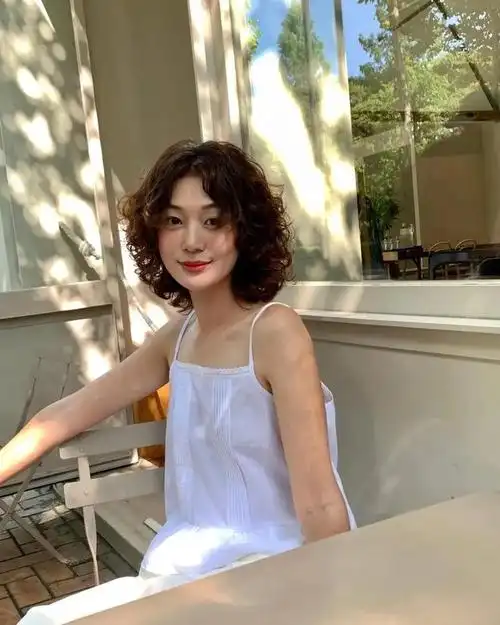 40岁左右的女性,选择齐脖层次卷发,成熟有魅力|发型|脸型|挑染|层次感