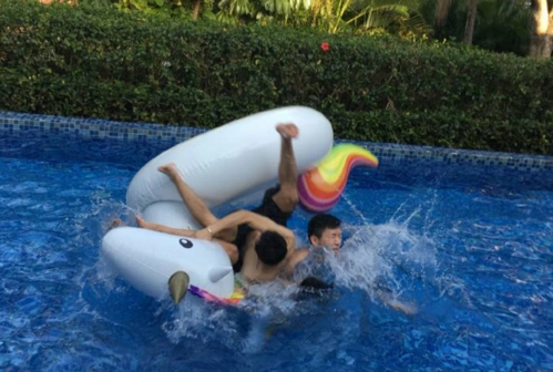 吴亦凡三亚游泳现肌肉,在《西游伏妖篇》里演技大爆发,你怎么看