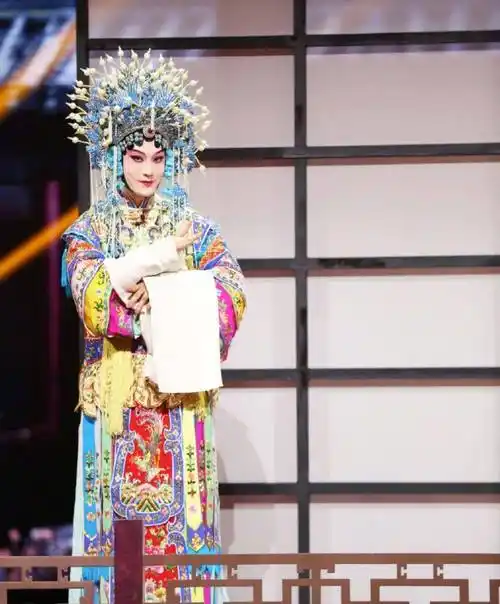 在男扮女装方面也是非常有优势的,可以看到,黄晓明画着精致的妆容