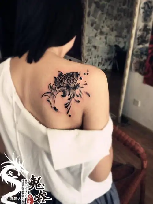 美女后背纹身_纹身图案手稿图片_薛新稳的纹身作品集