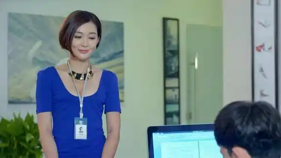 爱的阶梯秘书罗珊故意穿上修身裙抱住张总不料正牌女友出现