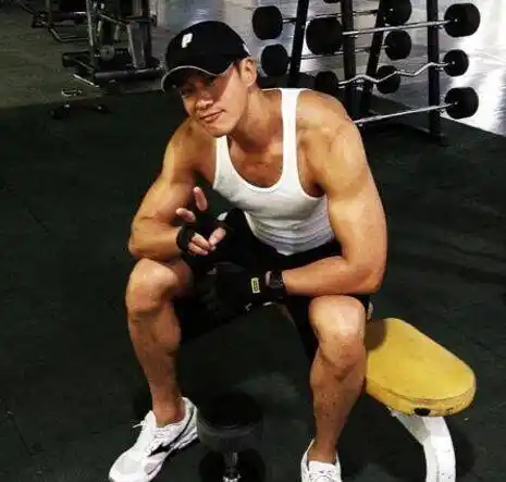 何润东大变样!曾经肌肉男神消失不见,如今发福秃头变身油腻男!