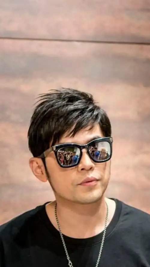 是类似那种纹理烫吗?这种鬓角要怎么留到这么长?