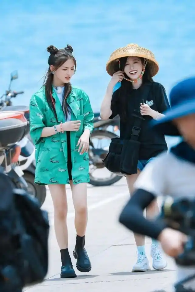 火箭少女解散后,吴宣仪杨超越再合作,两大门面同框美成一幅画!