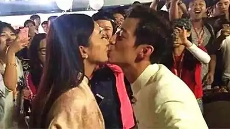 赵丽颖节目上表白何炅,两人还在现场接吻,有谁注意到谢娜的表情