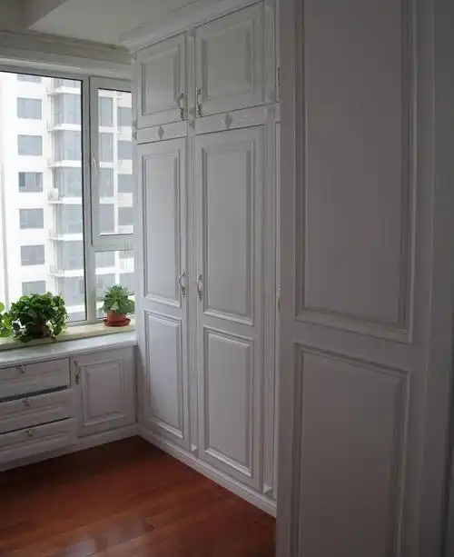 衣帽间柜门装修效果图