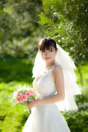 漂亮婚纱新娘 - 小鱼儿 - 荷塘月色