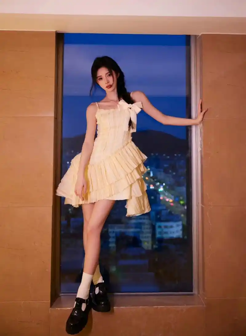 鞠婧祎分享活动美照,站在窗台上凹造型很有新意,她一直低调在剧组拍戏