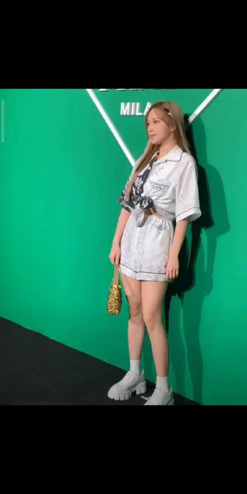 程潇白色短裤装,青春靓丽好看.