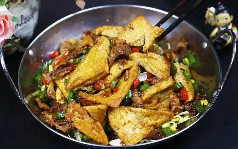 干锅豆腐这样做才好吃,外香里嫩,好吃下饭,比大鱼大肉还解馋