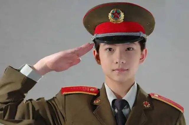 具体而言,杨洋这种举手礼的 口令是"敬礼,礼毕".