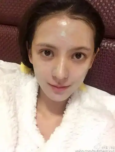 刚刚公布恋情的张予曦,素颜美呆了,就是黑眼圈问题很尴尬.