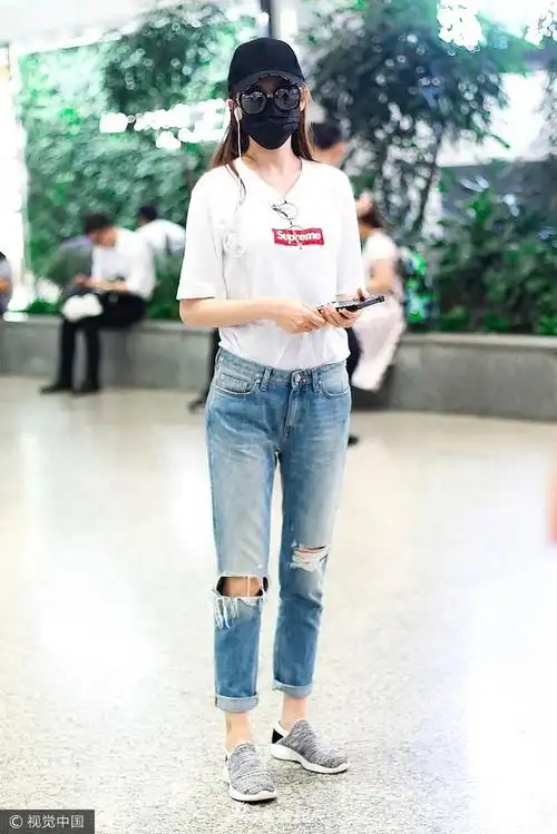 唐嫣白t配破洞牛仔裤现身机场潮范十足