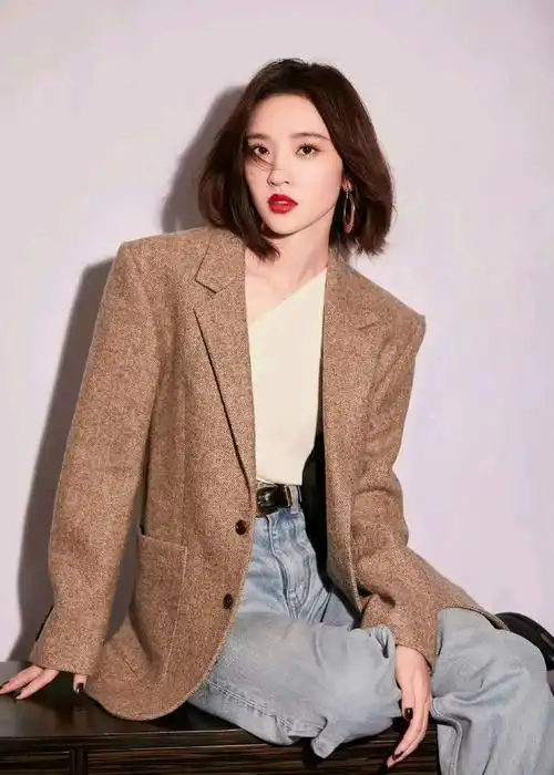 唐艺昕穿西服搭配牛仔裤造型干练也时髦